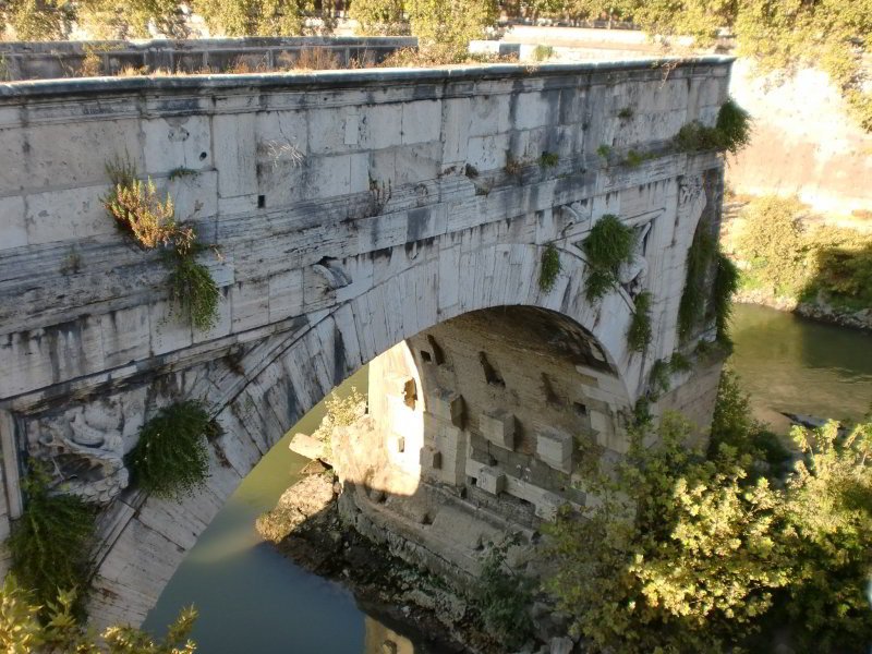 Ponte Rotto junto a la Isola Tiberina